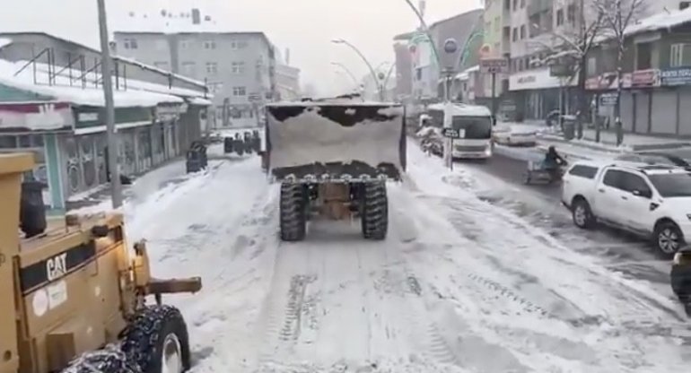 Ağrı Belediyesi eksi derecede kar temizleme çalışması yaptı2