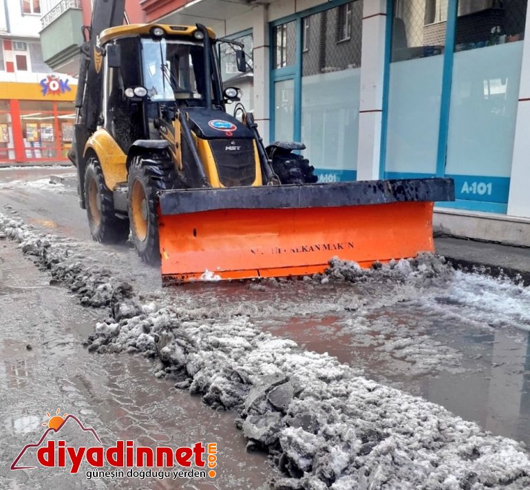 Ağrı Belediyesi kar temizleme çalışması gerçekleştirdi