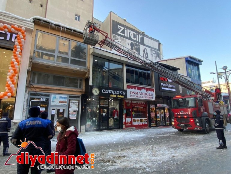 Ağrı Belediyesi tehlike saçan buz sarkıtlarını kırdı