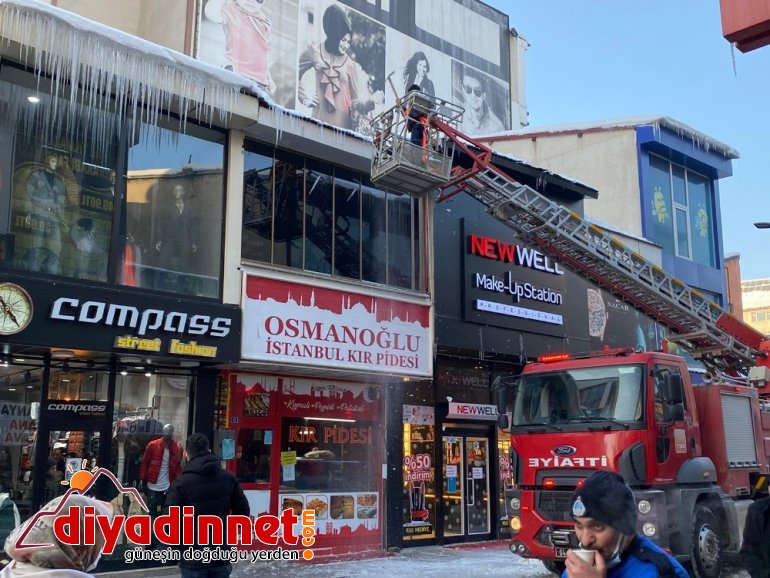 Ağrı Belediyesi tehlike saçan buz sarkıtlarını kırdı2