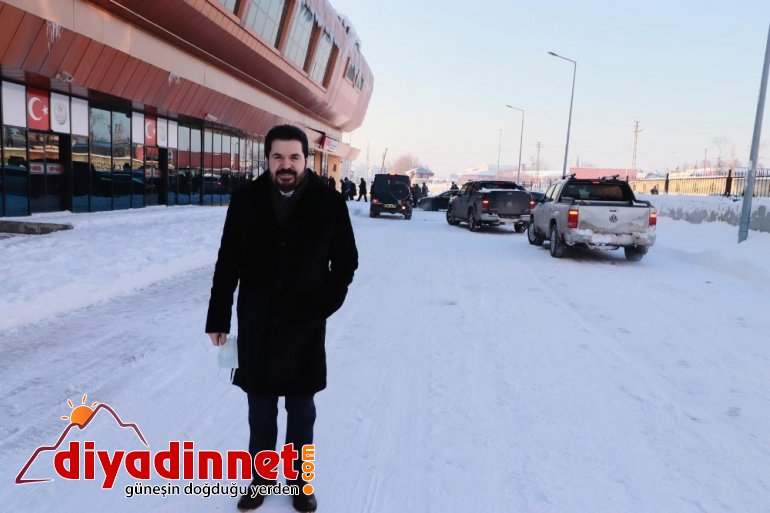 Ağrı Belediyesi tehlike saçan buz sarkıtlarını kırdı3