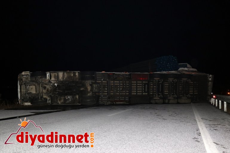 Ağrı'da buzlanma nedeniyle kayganlaşan yolda zincirleme trafik kazası: 3 yaralı