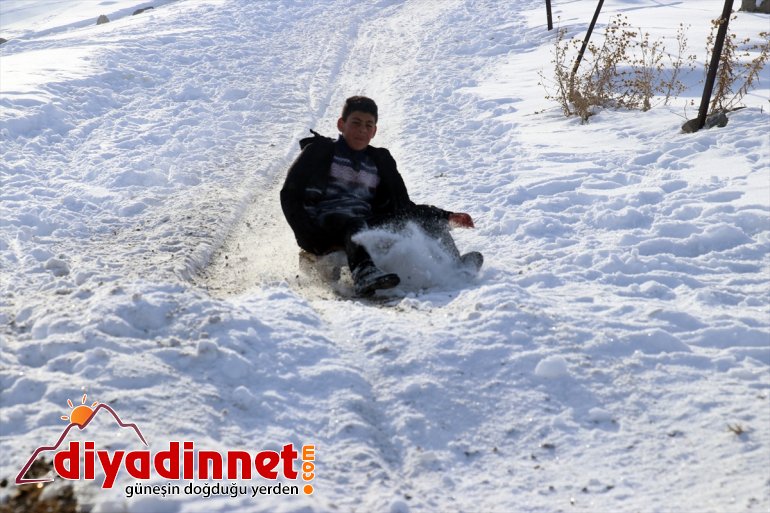 Ağrılı çocukların karlı tepelerde bidonla kızak keyfi