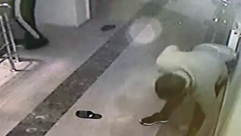 Ağrı'da ayakkabı çalan hırsızlar güvenlik kameralarına yakalandı