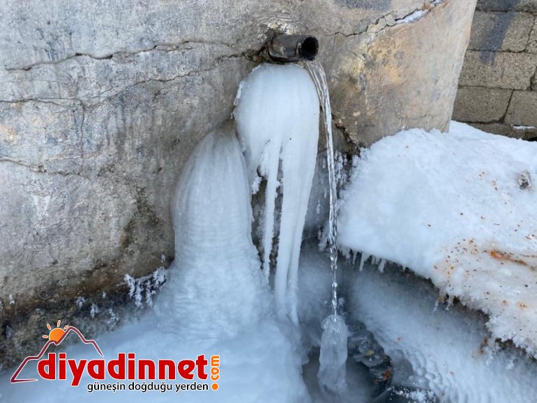 Ağrı da dondurucu soğuklar nedeniyle musluklardan akan sular dondu4