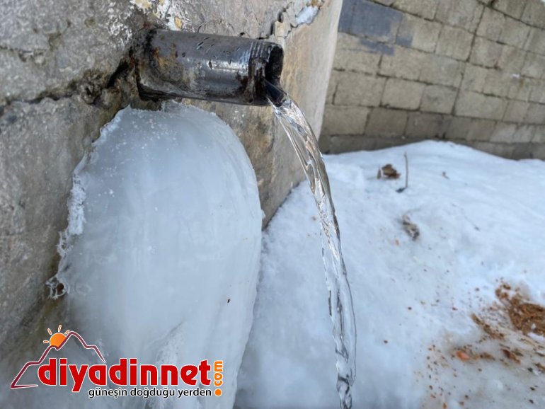 Ağrı da dondurucu soğuklar nedeniyle musluklardan akan sular dondu5