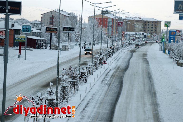 Ağrı'da etkili olan kar yağışı hayatı olumsuz etkiliyor
