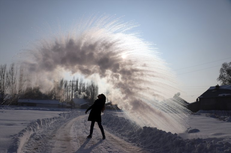Ağrı da havaya serpilen kaynar su dondu1