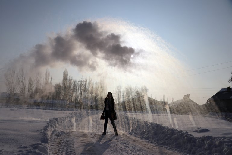 Ağrı da havaya serpilen kaynar su dondu2