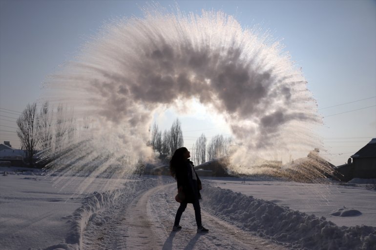 Ağrı da havaya serpilen kaynar su dondu4