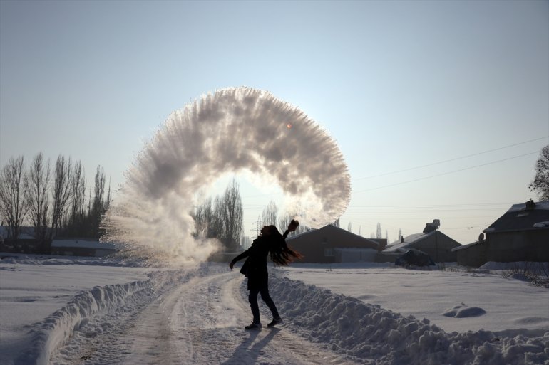 Ağrı da havaya serpilen kaynar su dondu5