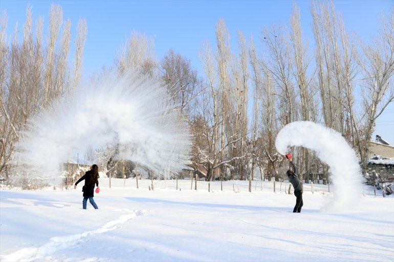 Ağrı da havaya serpilen kaynar su dondu6