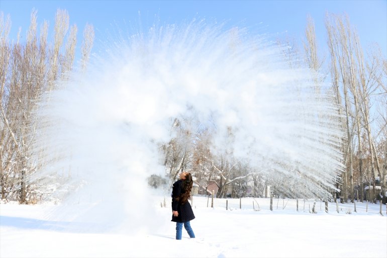 Ağrı da havaya serpilen kaynar su dondu7