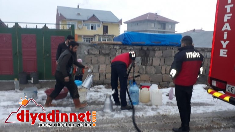 Ağrı'da İtfaiye ekipleri suları donan vatandaşlara su taşıdı