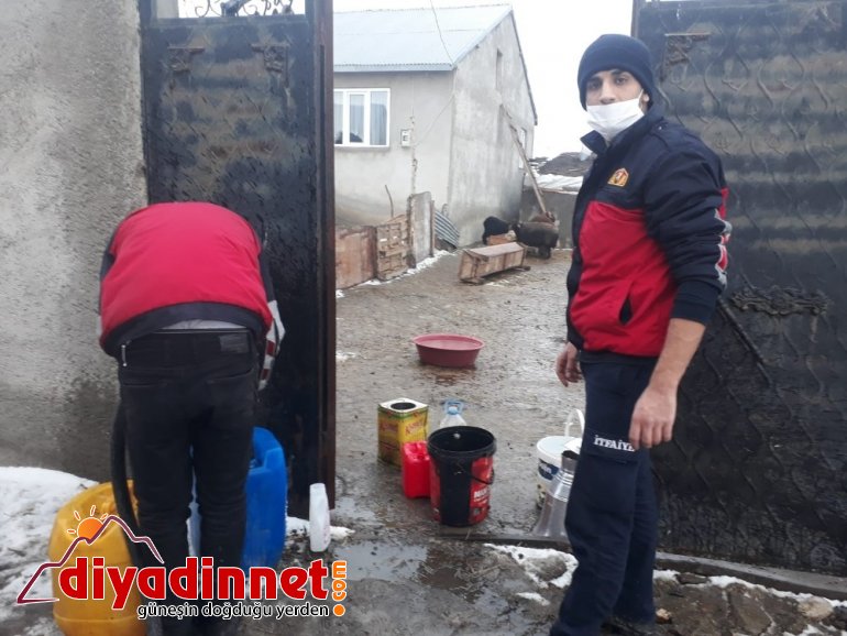 Ağrı da İtfaiye ekipleri suları donan vatandaşlara su taşıdı2