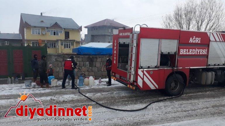 Ağrı da İtfaiye ekipleri suları donan vatandaşlara su taşıdı3