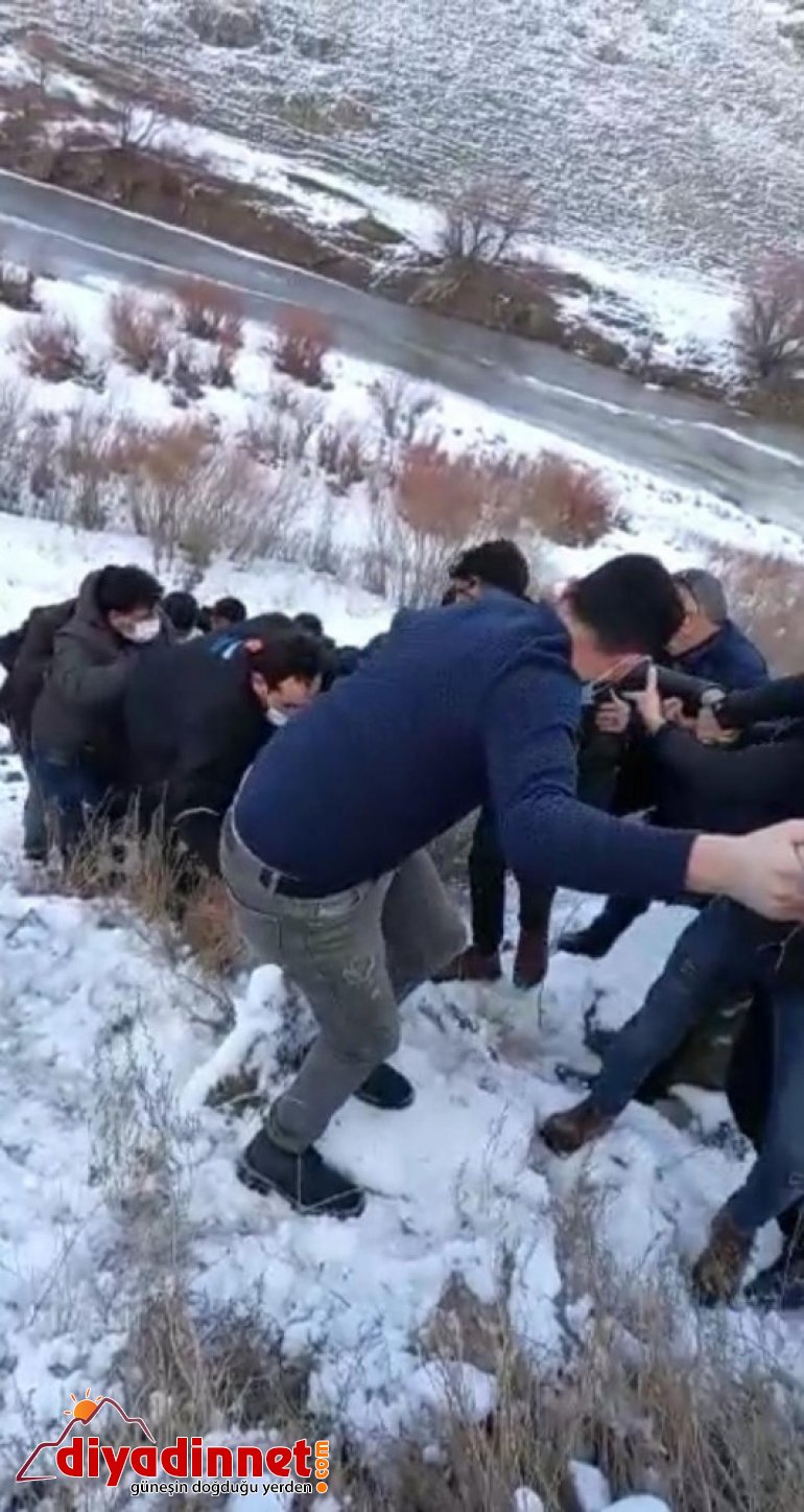 Ağrı da şarampole yuvarlanan araçta bulunan iki kişi yaralandı3