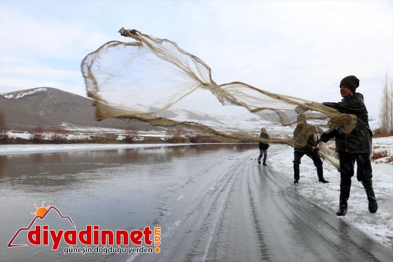 'Denizsiz kentin balıkçıları' ekmeklerini buzla kaplı nehirden çıkarıyor