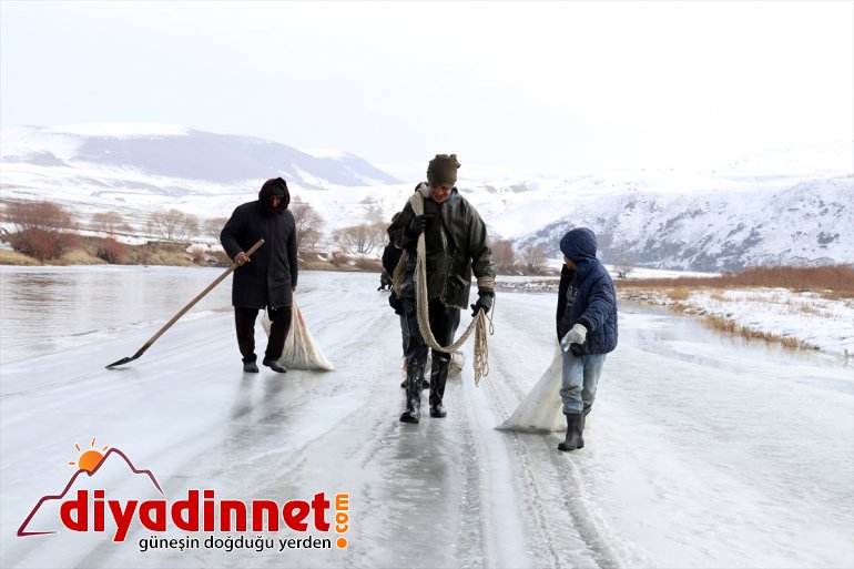 ekmeklerini AĞRI kentin çıkarıyor balıkçıları nehirden - kaplı Denizsiz buzla 13
