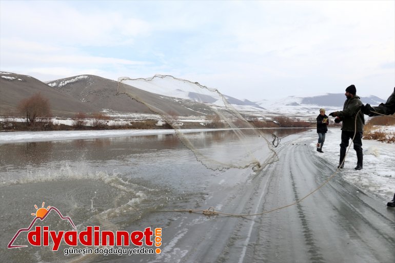 - AĞRI kaplı ekmeklerini kentin nehirden buzla balıkçıları Denizsiz çıkarıyor 4
