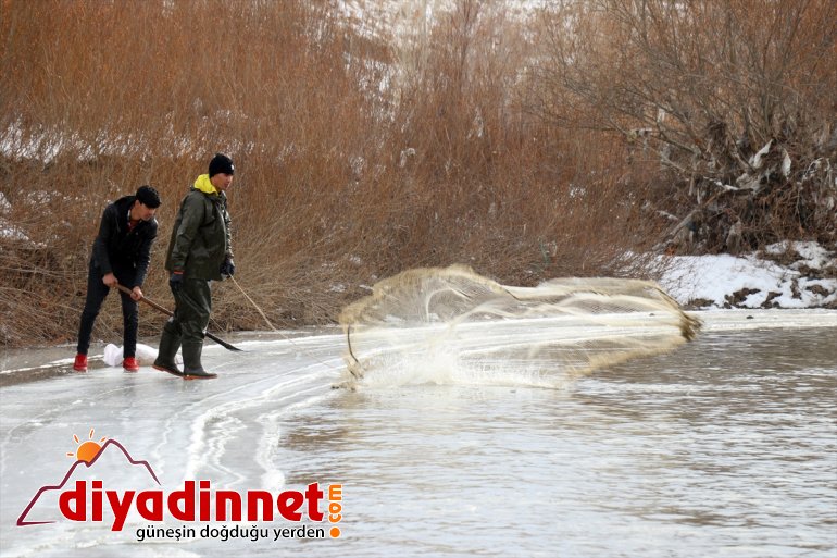 ekmeklerini AĞRI Denizsiz - kentin buzla nehirden çıkarıyor kaplı balıkçıları 6