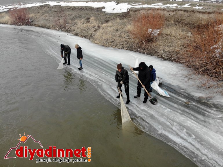 AĞRI kentin çıkarıyor buzla kaplı - nehirden balıkçıları Denizsiz ekmeklerini 8