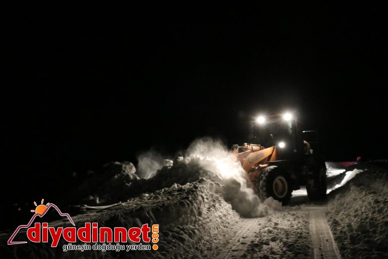 Ağrı'da "kar kaplanları" sıfırın altında 25 derecede yolları açıyor