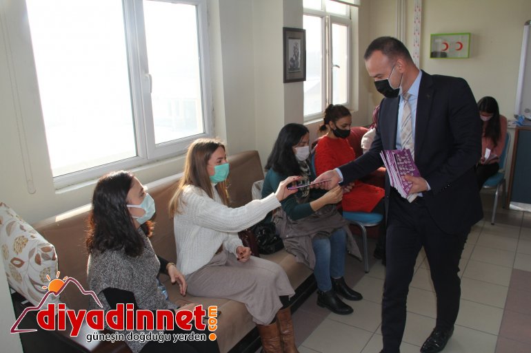 Ağrı Milli Eğitim Müdürü Tekin, öğretmenlere el kitabı dağıttı