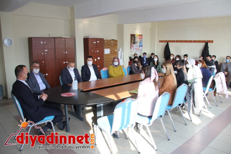 Ağrı Milli Eğitim Müdürü Tekin öğretmenlere el kitabı dağıttı2