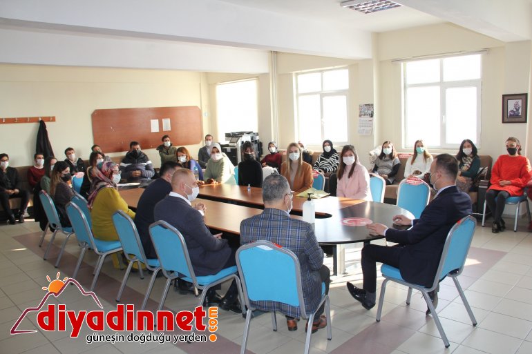 Ağrı Milli Eğitim Müdürü Tekin öğretmenlere el kitabı dağıttı3