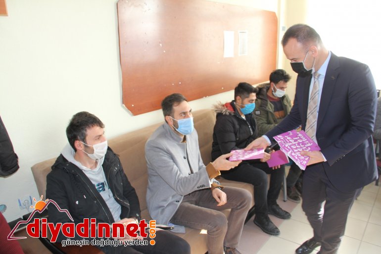 Ağrı Milli Eğitim Müdürü Tekin öğretmenlere el kitabı dağıttı5