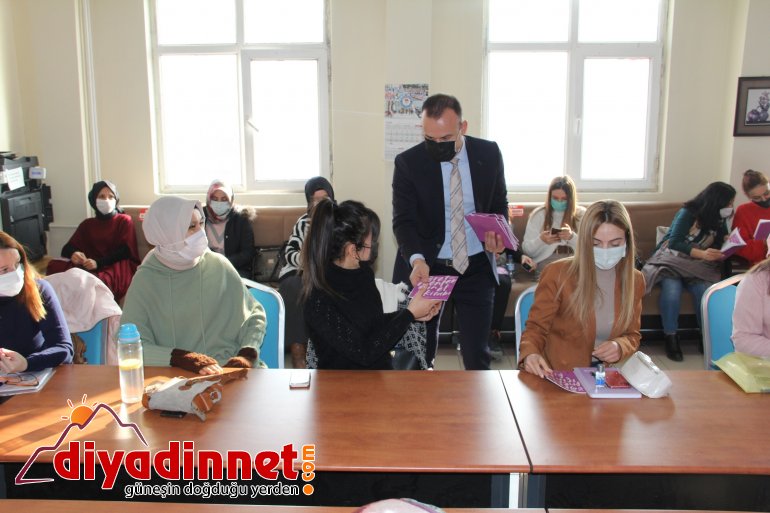 Ağrı Milli Eğitim Müdürü Tekin öğretmenlere el kitabı dağıttı6