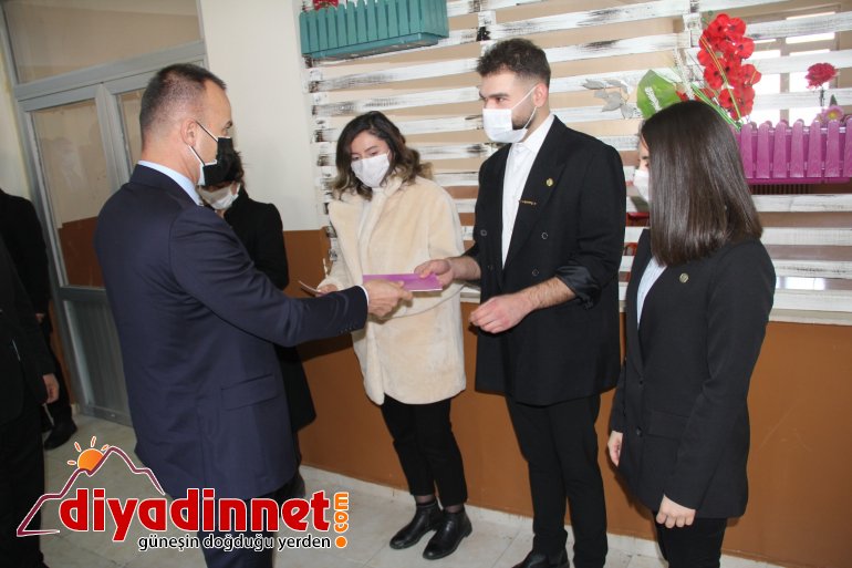 Ağrı Milli Eğitim Müdürü Tekin öğretmenlere el kitabı dağıttı7