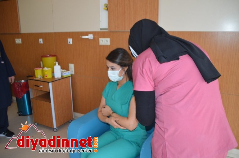 Ağrı sağlık personeline CoronaVac aşısının ilk dozu uygulanıyor2