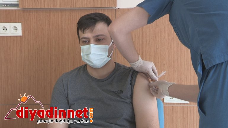 Ağrı sağlık personeline CoronaVac aşısının ilk dozu uygulanıyor4