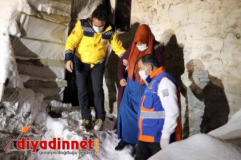 Ağrı'da yolu kardan kapanan köydeki hamile kadının yardımına paletli ambulans yetişti