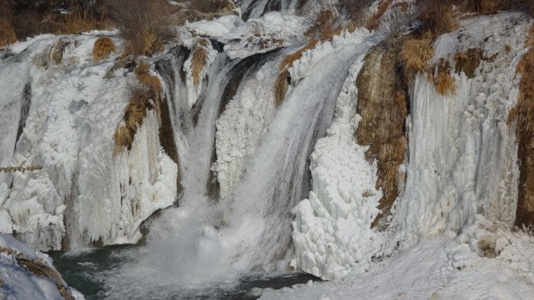 Buzdan gelinliğini giyen Muradiye Şelalesi güzelliği ile büyülüyor