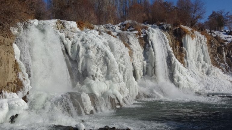 Buzdan gelinliğini giyen Muradiye Şelalesi büyülüyor2