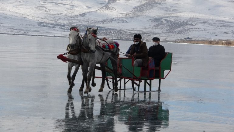 Çıldır Gölünde atlı kızak sezonu başladı1