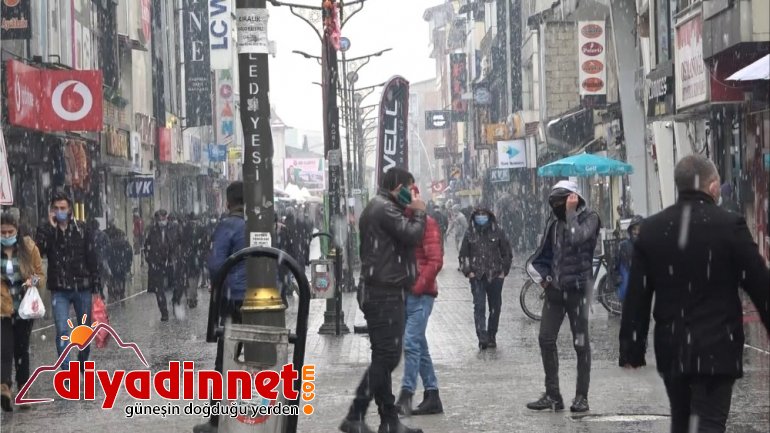 Dondurucu soğuklar yerini kar yağışına bıraktı