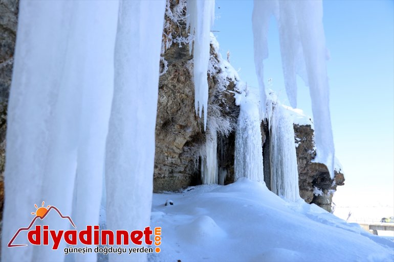 Dondurucu soğukların yaşandığı Ağrı'da 5 metrelik buz sarkıtları oluştu