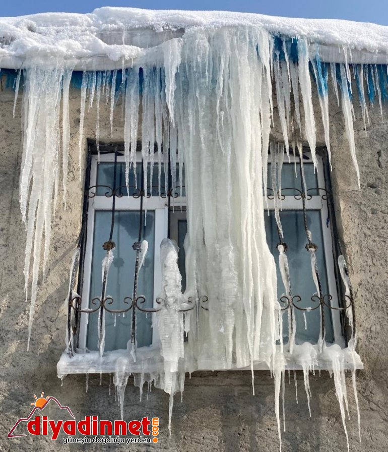 Eksi 32 derecede çamaşırlar dondu, evler dev buz sarkıtlarının altında kaldı1