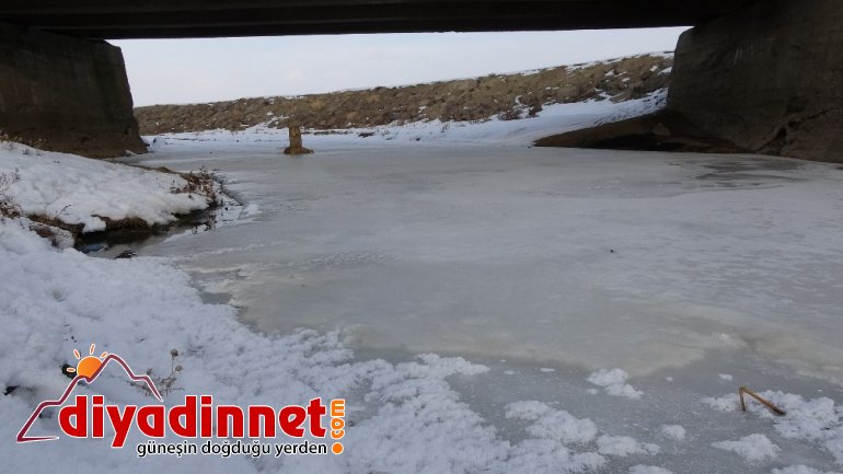 Eksi derecede çamaşırlar dondu evler dev buz sarkıtlarının altında kaldı3