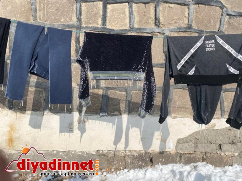 Eksi derecede çamaşırlar dondu evler dev buz sarkıtlarının altında kaldı4