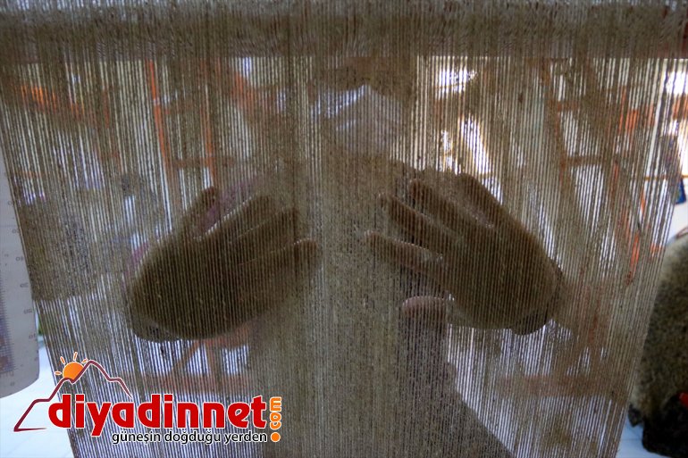 - dokunan eteğinde Ağrı halılar süslüyor Dağı