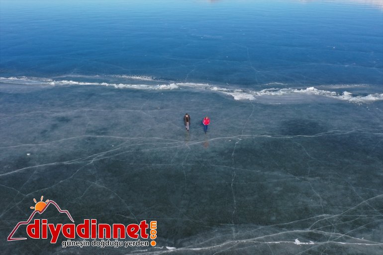 cezbediyor - ziyaretçilerini Yüzeyi IĞDIR Balık Gölü tutan buz 2