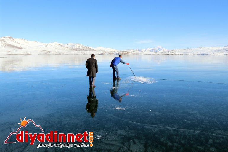 cezbediyor IĞDIR tutan Yüzeyi ziyaretçilerini Gölü buz Balık - 19