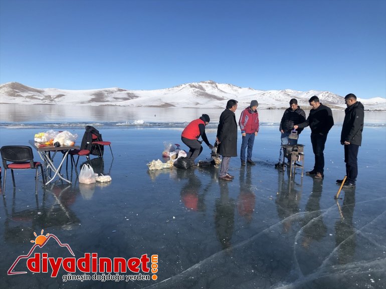 Yüzeyi buz tutan Balık Gölü'nde mangal keyfi yaptılar