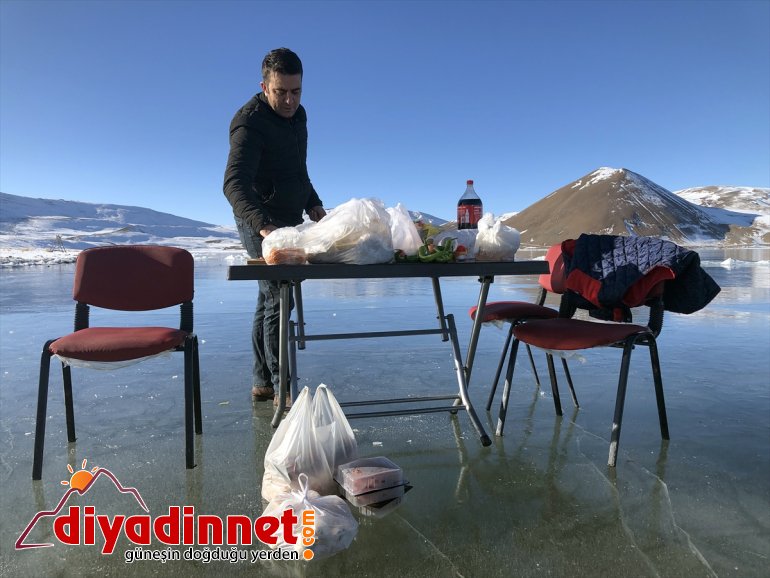 Yüzeyi tutan buz keyfi Balık yaptılar IĞDIR - Gölü