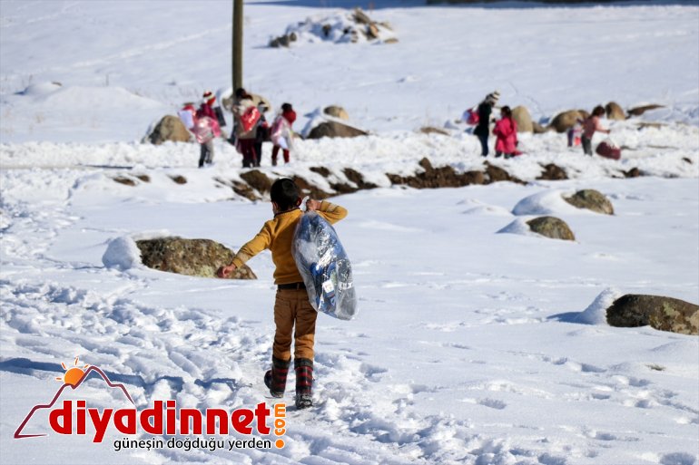 İstanbul'dan Ağrı'ya gelen Hayır Kapısı Derneği üyeleri köy çocuklarına kışlık yardım malzemesi dağıttı